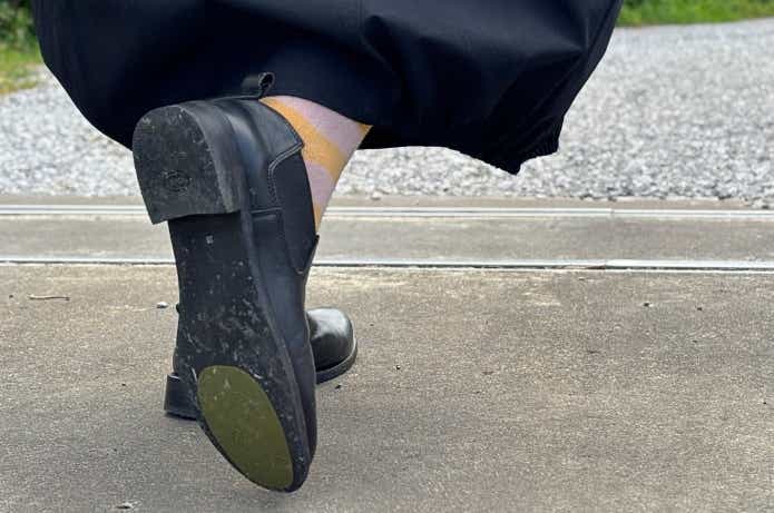 パレットソールを貼ったシューズで歩いている