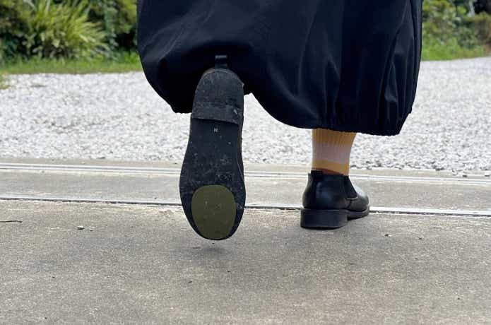 パレットソールを貼ったシューズで歩いている