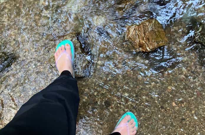 川でビーチサンダルを履いている