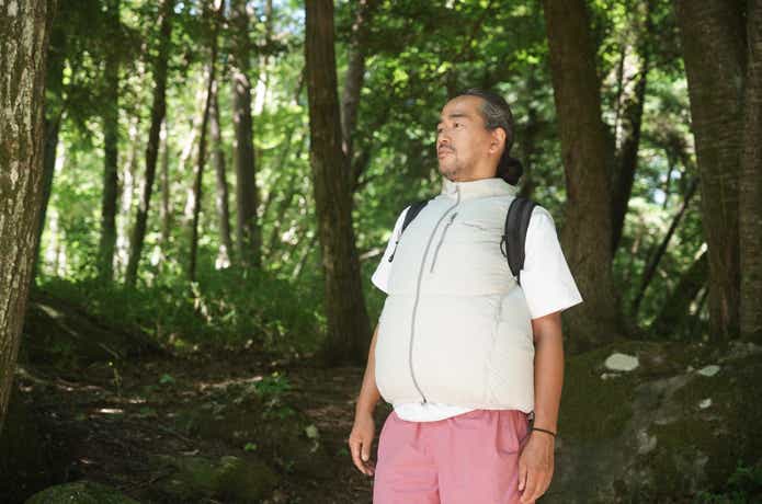 モンベル ファンブローベストを着用した男性