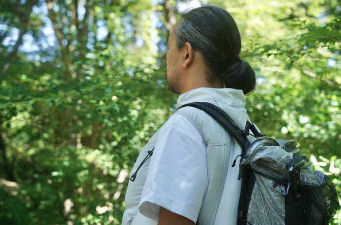 モンベル ファンブローベストを着用した男性