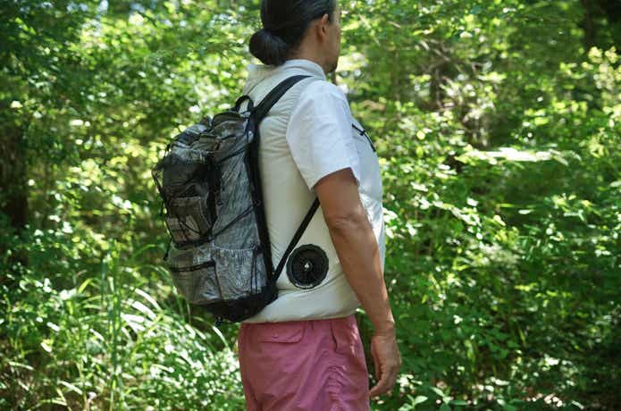 モンベル ファンブローベストを着用した男性