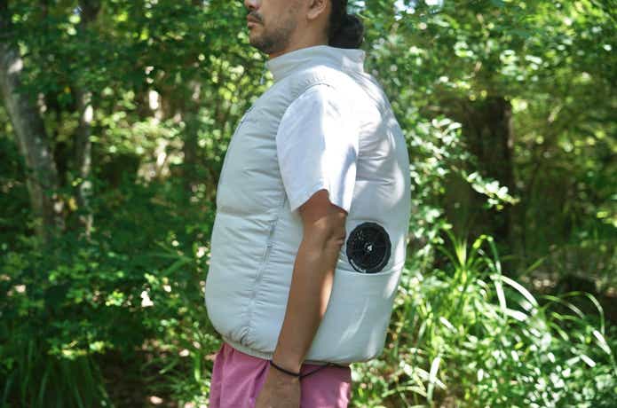 モンベル ファンブローベストを着用した男性