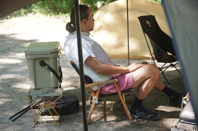 モンベル　ファンブローベストを着用した男性