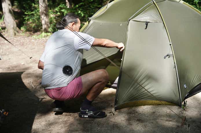 モンベル ファンブローベストを着用した男性