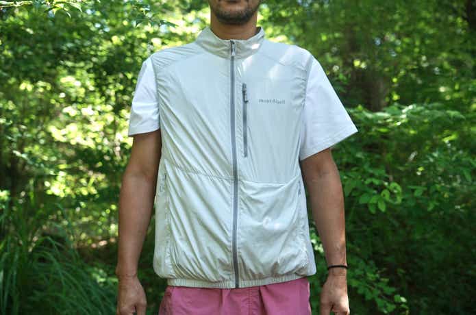モンベル　ファンブローベストを着用した男性