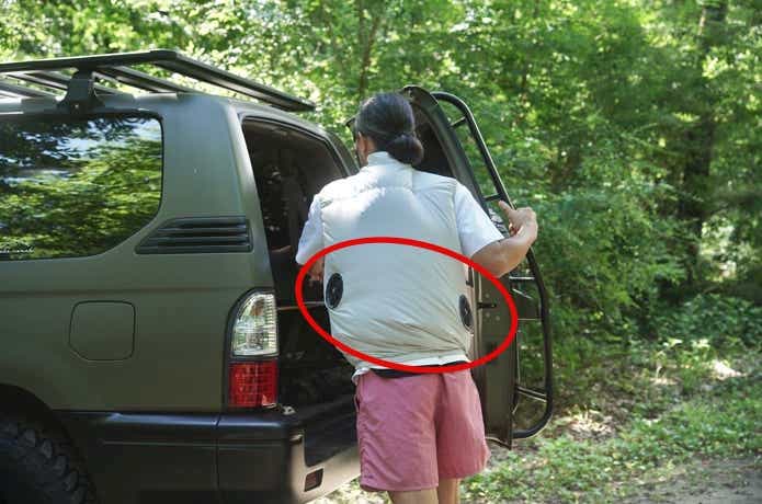 モンベル　ファンブローベストを着用した男性