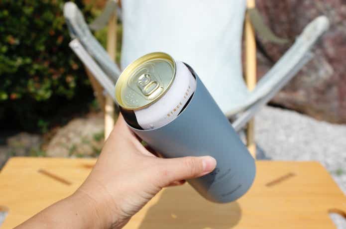 ホルダーにビールロング缶を入れている