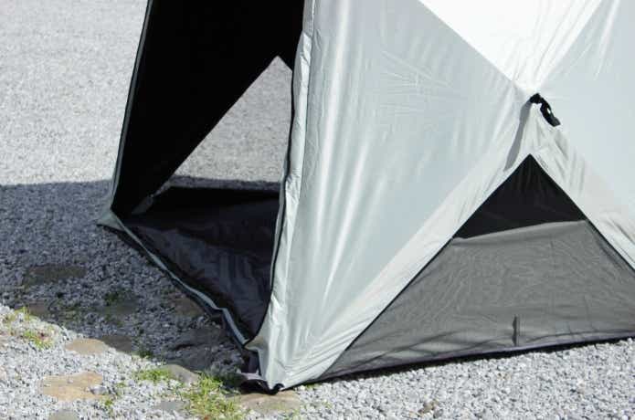 両サイドのメッシュパネル