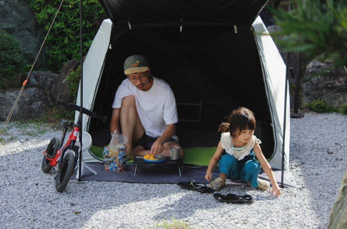 パッとサッとサンシェードを親子で使っている
