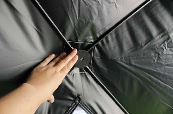 内側のクッションパッドを押して広げる