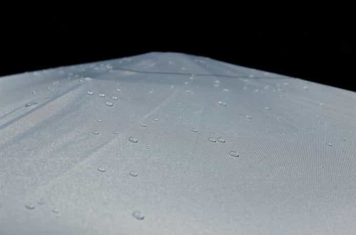 生地が水を弾いている