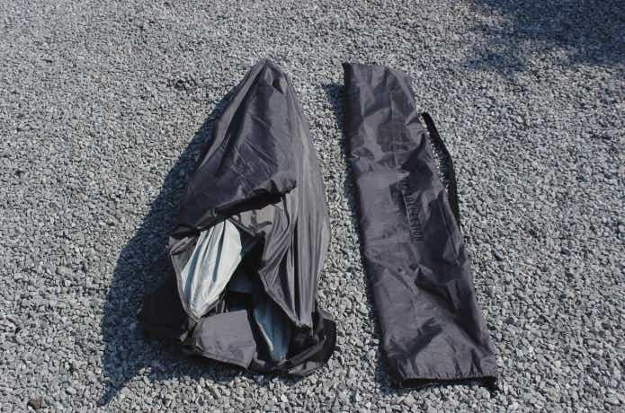 畳んだ状態のシェードと収納袋