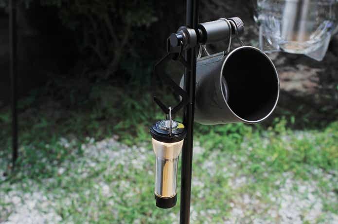 キャンプライフマルチフックにLEDライトとカップを吊るしている