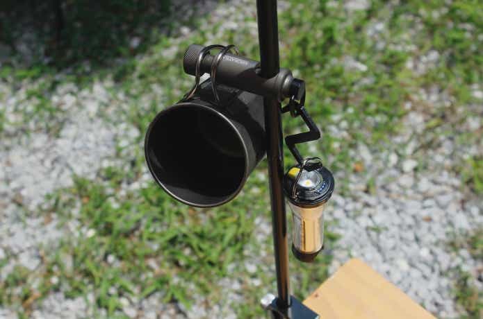 キャンプライフマルチフックにLEDライトとカップを吊るしている