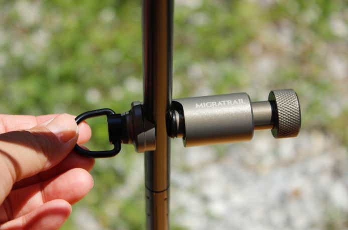 使用パーツをポールに挟んでいる