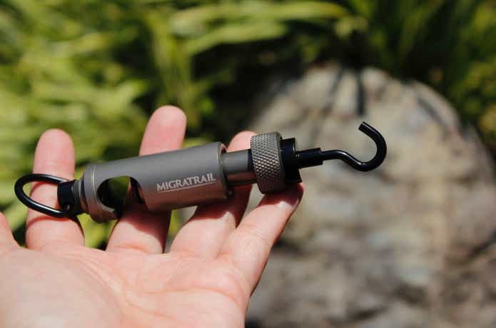 アダプタにマグネットフックをつけている