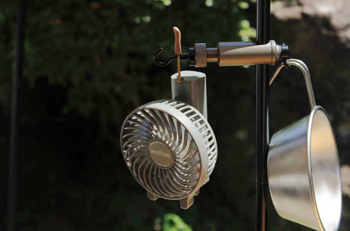 マグネットフックに扇風機を吊り下げている