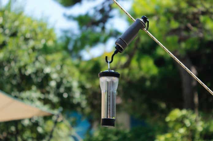 ガイロープに装着してLEDライトを吊り下げている