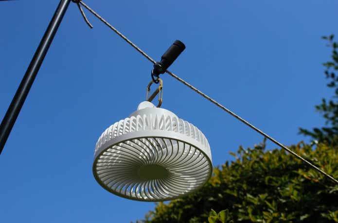 ガイロープに装着して扇風機を吊り下げている