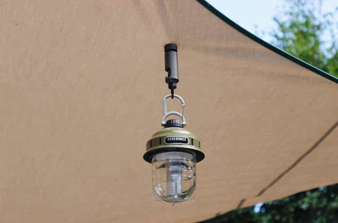 タープにLEDライトを吊り下げている