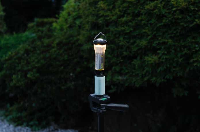 カメラ三脚のネジ穴にキャンプライフマルチフックをセットしゴールゼロを吸着