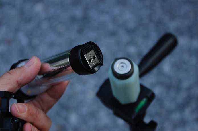 カメラ三脚のネジ穴にキャンプライフマルチフックをセットしている