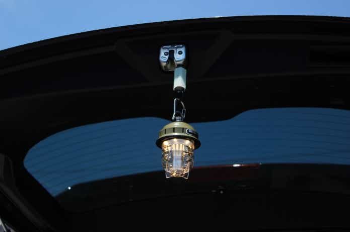 キャンプライフマルチフックをクルマに吸着させている