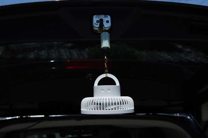 キャンプライフマルチフックをクルマに吸着させている