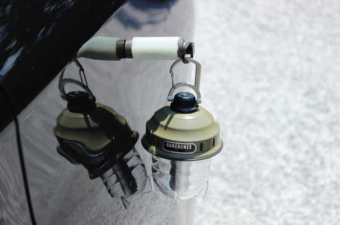 キャンプライフマルチフックをクルマに吸着させている