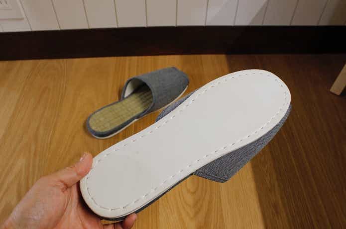 フローリングにスリッパを置いてある