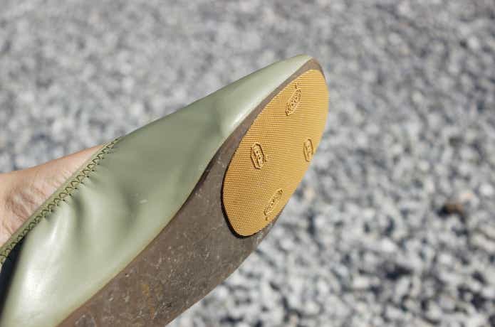 靴底の薄いバレエシューズに貼っている