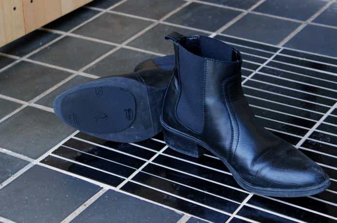 革のショートブーツにパレットソールを貼っている