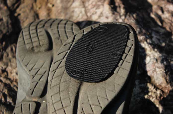 すり減ったウーフォスのサンダルにパレットソールを貼ってある