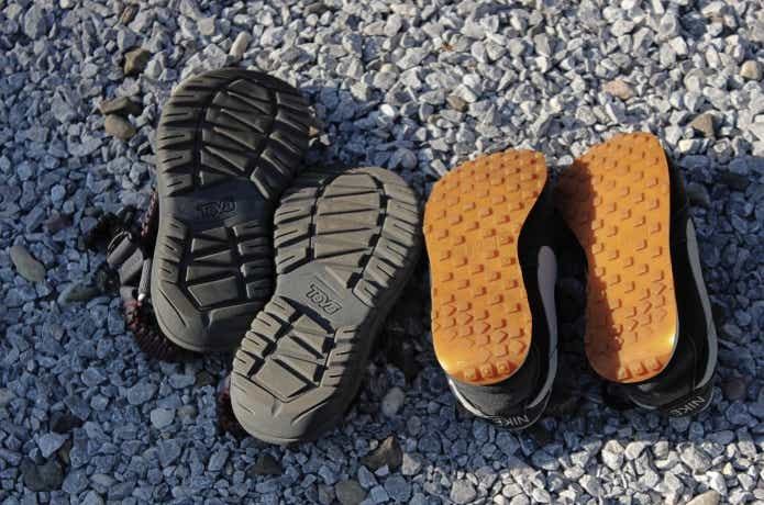 靴底に凹凸があるシューズ