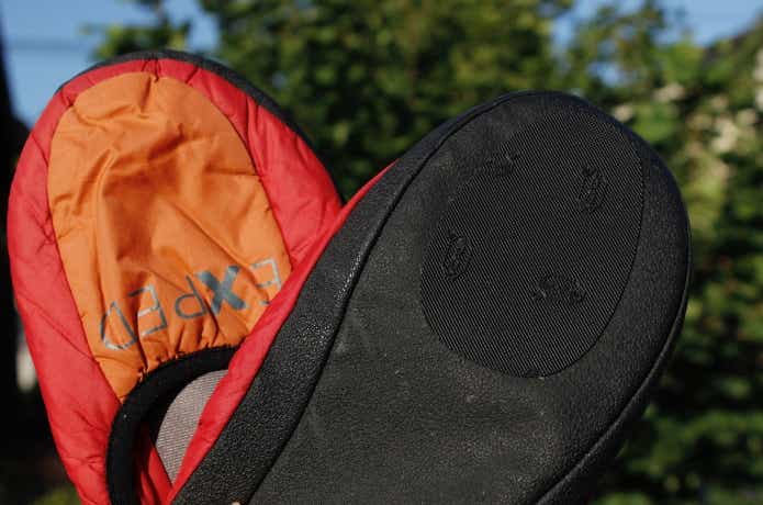 キャンプ用の中わたスリッパにパレットソールを貼ってある