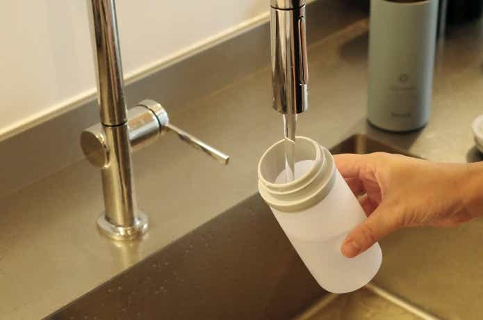 アイスパックに水を入れているところ