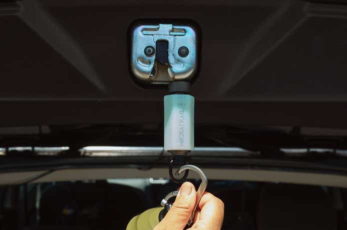 キャンプライフマルチフックをクルマに吸着させている