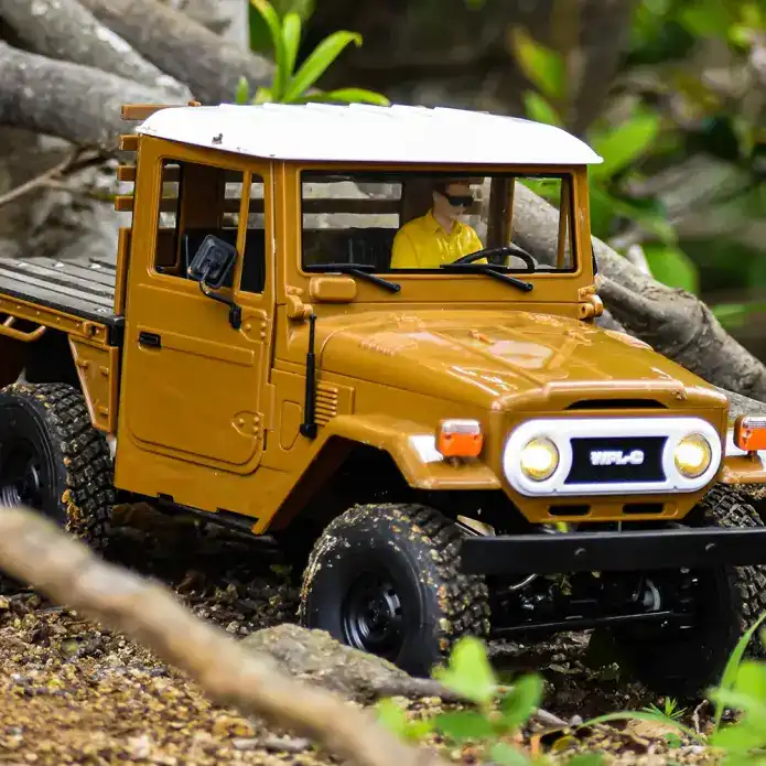 WPL JAPAN「C44 RTR」が走行している