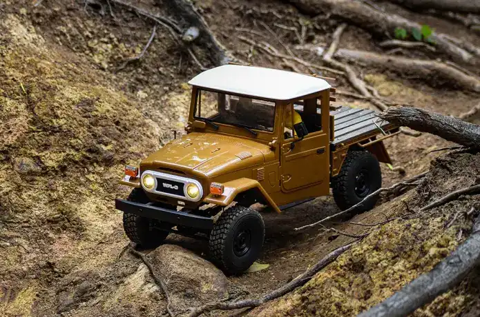 WPL JAPAN「C44 RTR」が走行している