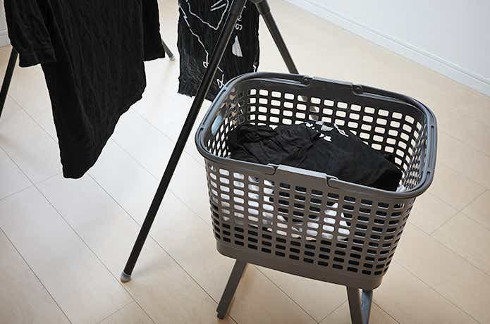 洗濯物を入れた腰らくバスケット