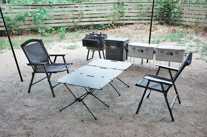 腰らくバスケットを置いたキャンプサイト