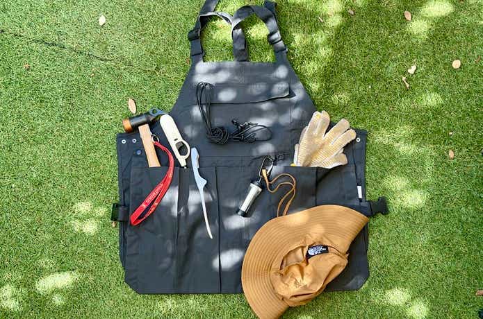 無印良品アウトドアエプロンにキャンプギアを入れた様子