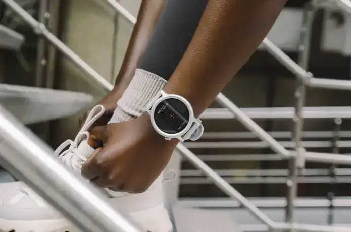 CMF Watch 3 Proをつけてランニングする人