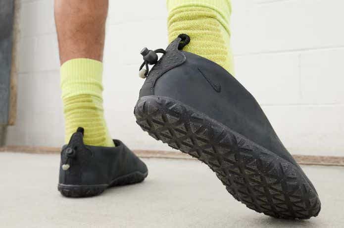 ナイキ ACG モック プレミアムを履いた人