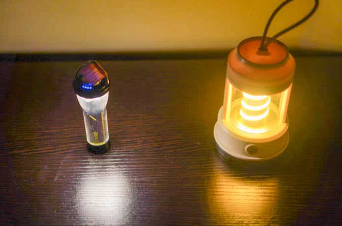 ダイソーのCOBランタンスパイラルとゴールゼロのマイクロハウスライトフラッシュ