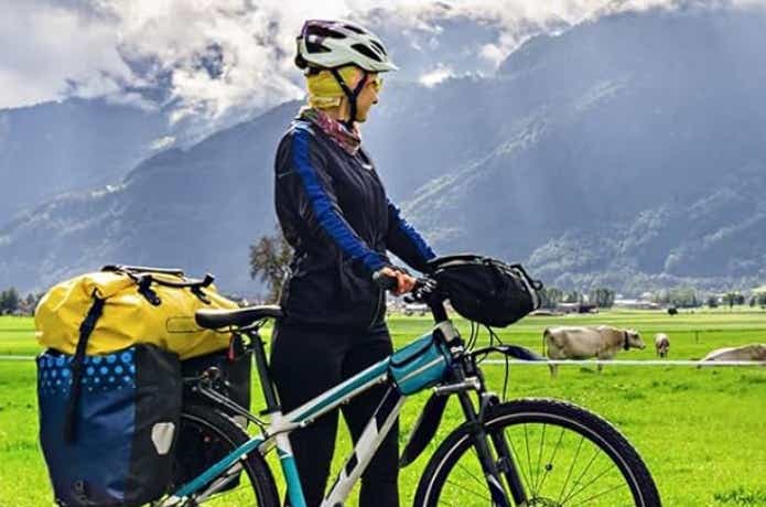 ドライバッグを自転車で持ち運ぶ人