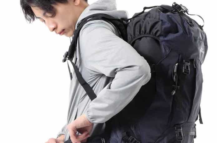 登山リュックを背負う男性