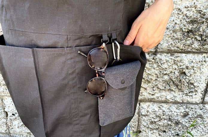 無印良品アウトドアエプロンのリングにサングラスと小物ケースを連結