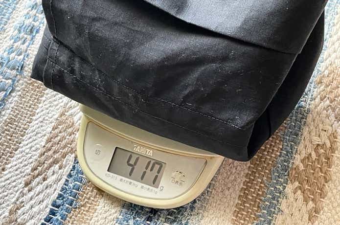 無印良品アウトドアエプロンを計量している様子